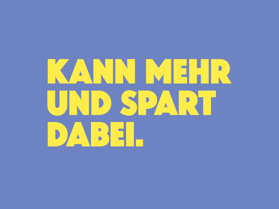 Bold yellow German text reading "KANN MEHR UND SPART DABEI." on a blue background.